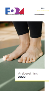 Forsiden til Foras årsberetning 2022, der forestiller to fødder stående på en yoga-måtte