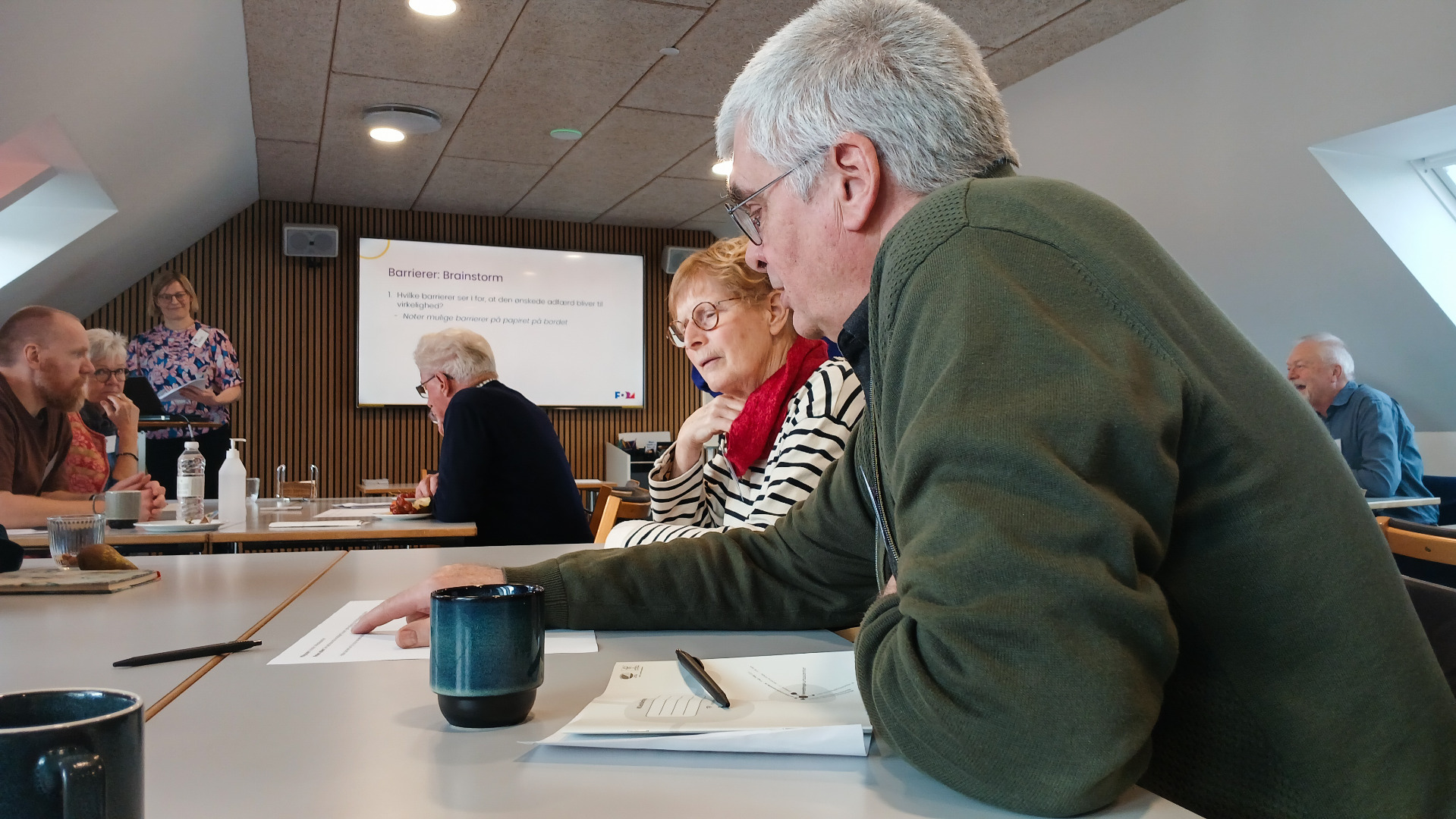 Deltagere i gang med gruppearbejde under workshoppen i adfærdsdesign.